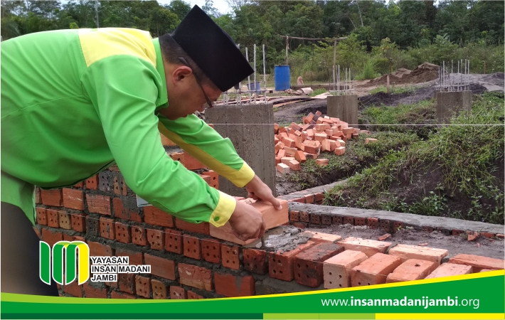 Direktur Eksekutif Yayasan Insan Madani Letakan Batu Pondasi Pembangunan Masjid
