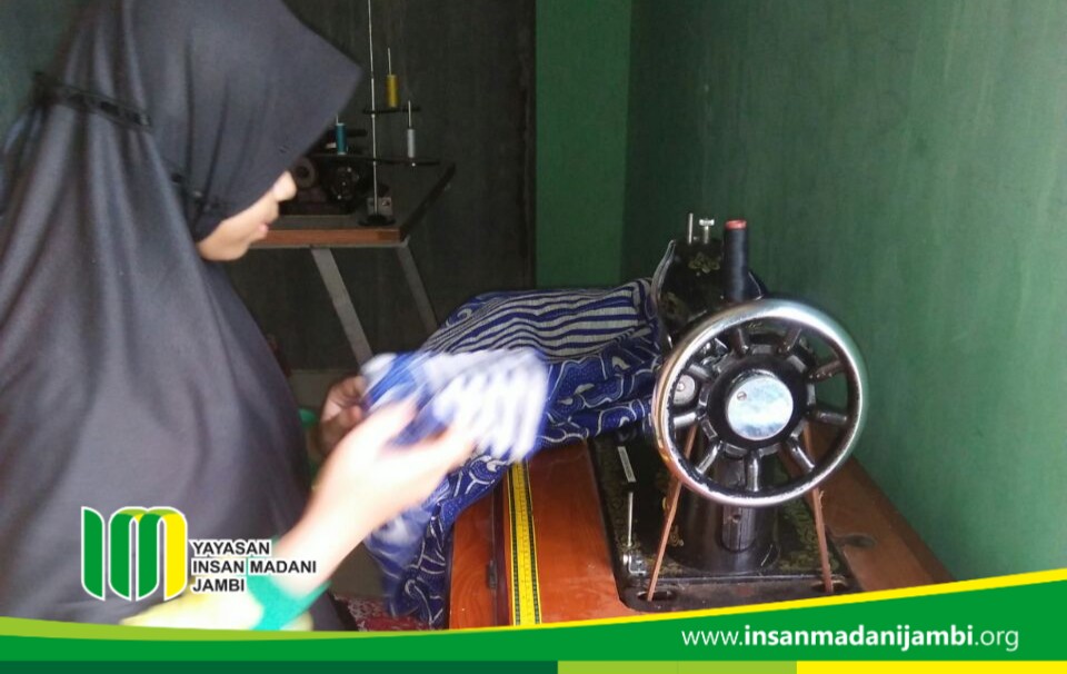 Pelatihan menjahit SMP Insan Madani Jambi