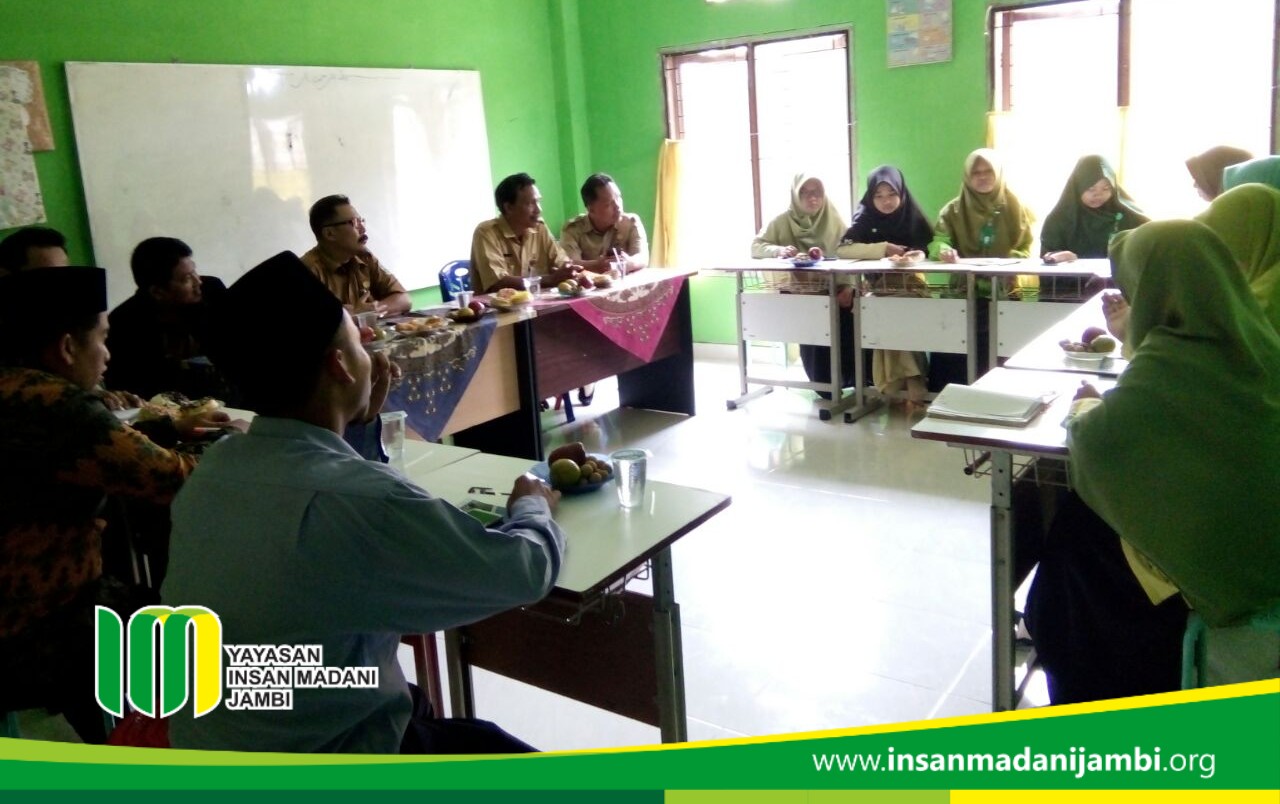 Dinas pendidikan mengunjungi SMP Insan Madani Jambi
