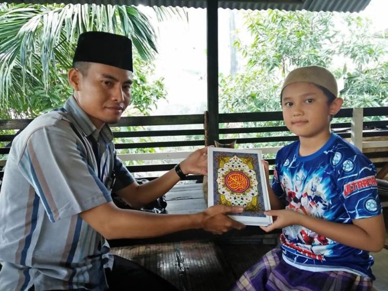 Mengajarkan Baca Al-Quran di Kampung Binaan
