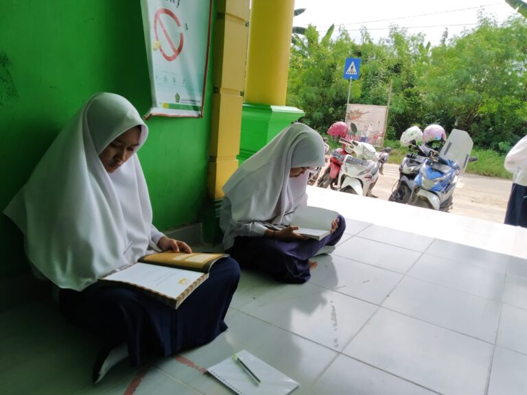 Literasi Dimana Saja, Kapan Saja Menyenangkan | SMP IMBS