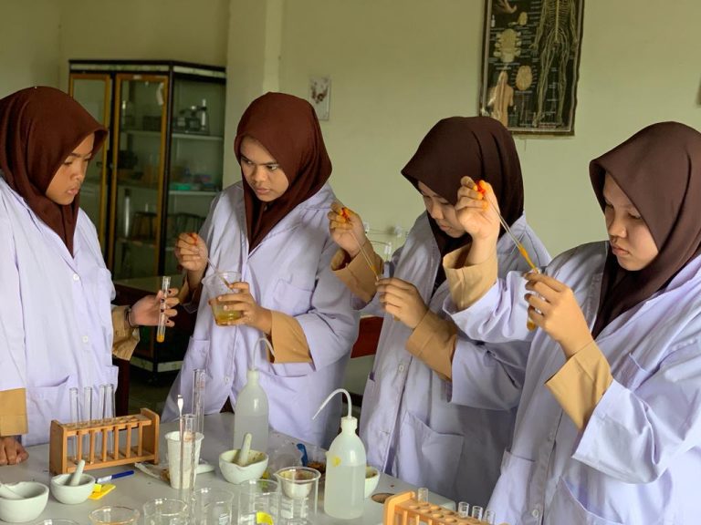 Praktek Kimia di Laboratorium