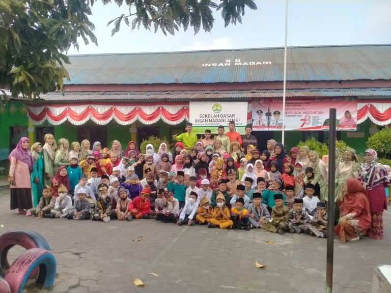 Rayakan Kemerdekaan Republik Indonesia ke 78 Sekolah Penggerak SD INSAN MADANI menggelar Upacara menggunakan pakaian adat dan pakaian profesi yg melambangkan cita cita anak bangsa