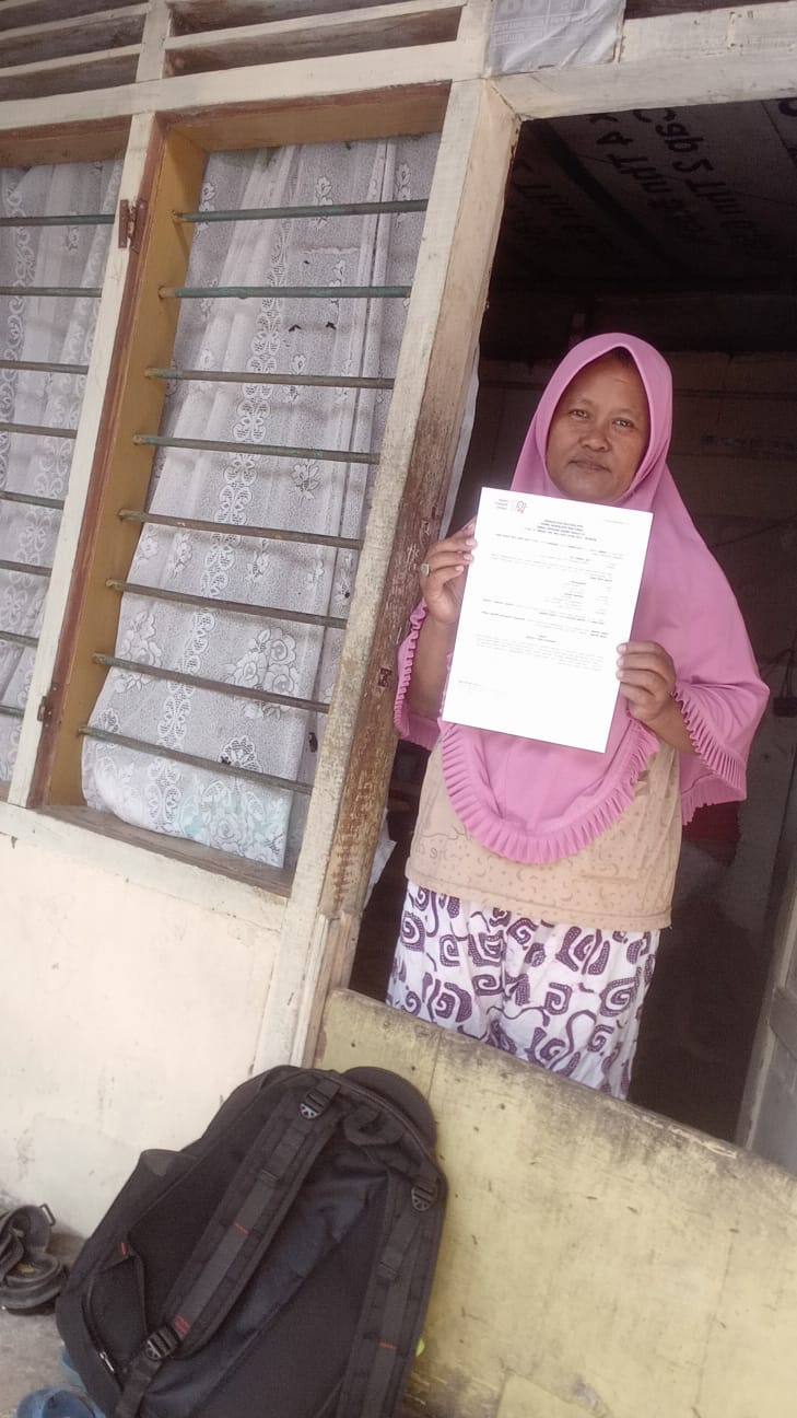 Ibu Rahayu Seorang Penjahit Penerima Bantuan modal usaha UMKM Insan Madani