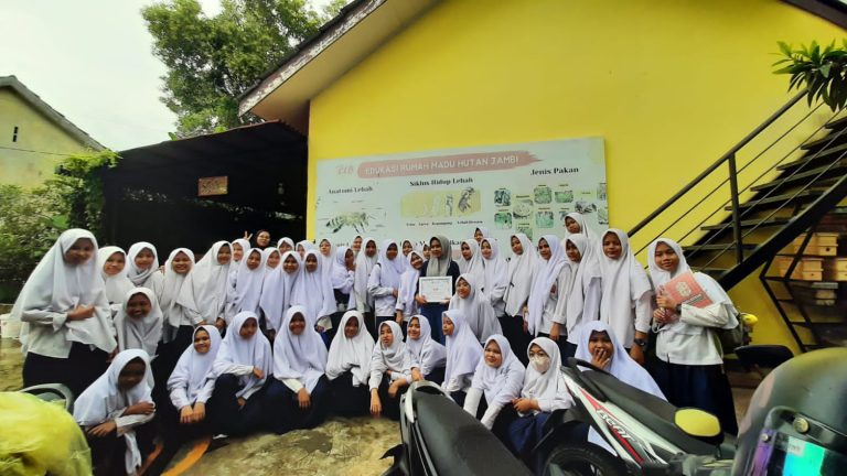 Petualangan anak SMP Insan Madani Jambi di Rumah Madu Hutan Jambi (madu CLB)