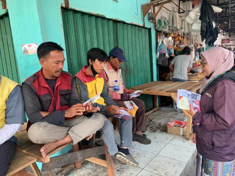 Sosialisasi dan Penyebaran Brousur Profil Insan Madani Jambi ke Pedagang Pasar Angso Duo Jambi