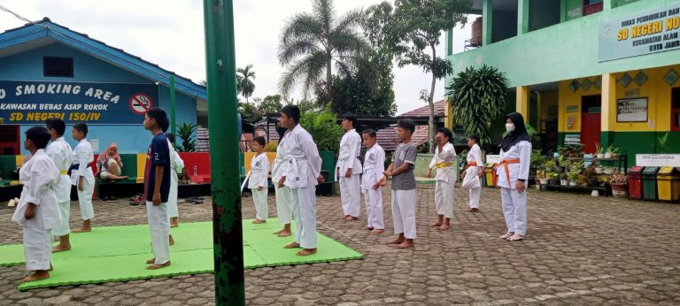 Siswa SMP Insan Madani Bergabung dalam Latihan Karate