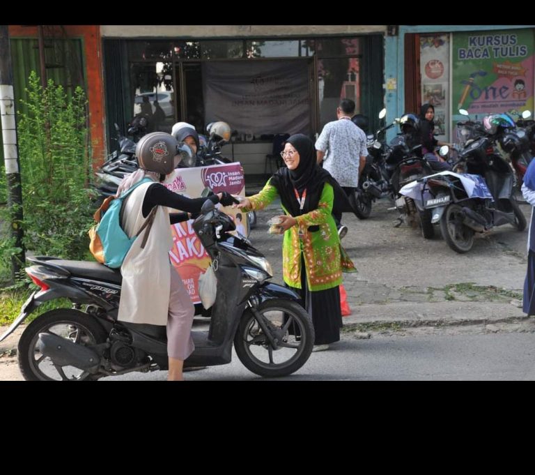 Lembaga Amil Zakat Insan Madani Jambi Bagikan Takjil Gratis dalam “Iftar on the Street”