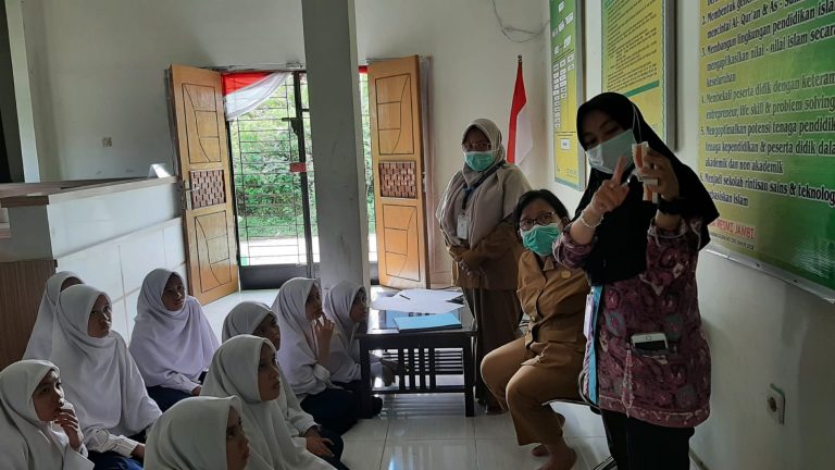 Puskesmas Lakukan Pemeriksaan Kesehatan untuk Siswa SMP Insan Madani Jambi