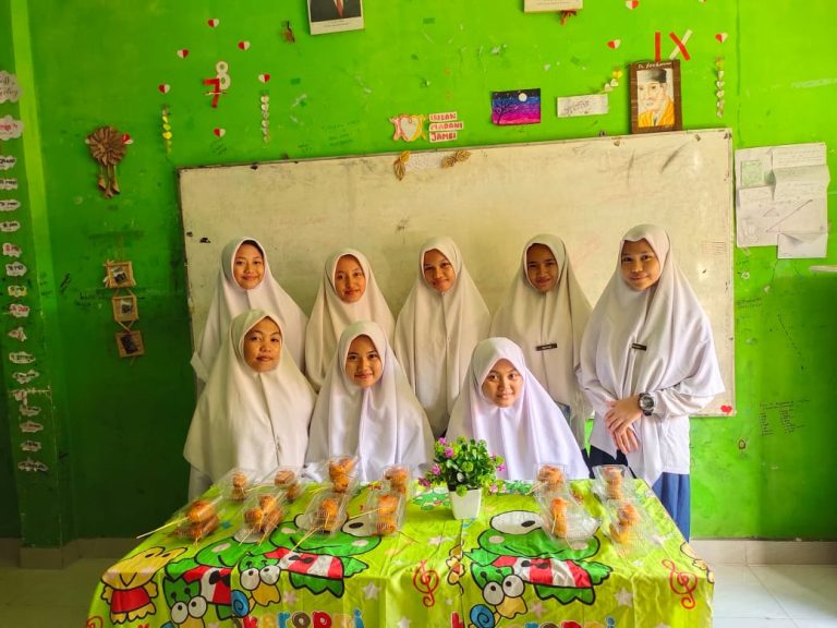 Praktikum Kolaboratif Siswa Kelas 9 di SMP Insan Madani Jambi