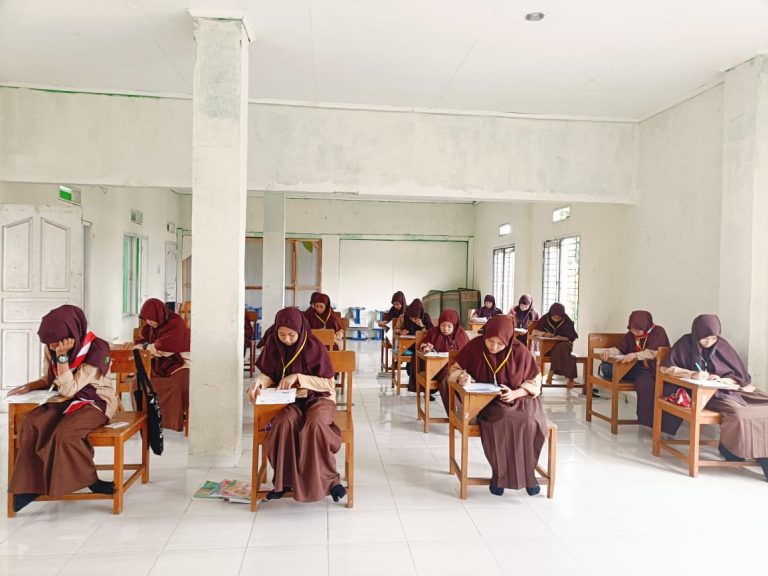 Pelaksanaan Ujian Akhir Sekolah Kelas 9 di SMP Insan Madani Jambi