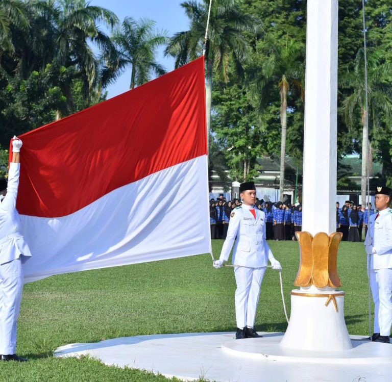 Upacara Peringatan Hari Pendidikan di Kantor Walikota Provinsi Jambi
