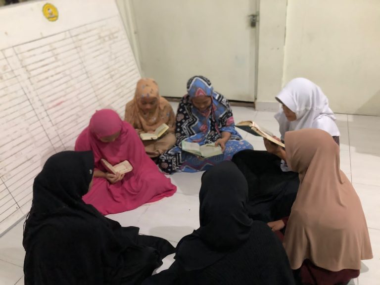 Kegiatan Membaca Al-Quran Santriwati Penghapal Al-Quran Insan Madani Jambi Boarding School Setelah Sholat Maghrib Menjelang Isya