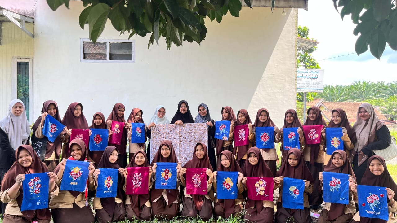 Lestarikan Budaya Bangsa, Siswi Insan Madani Belajar Membatik