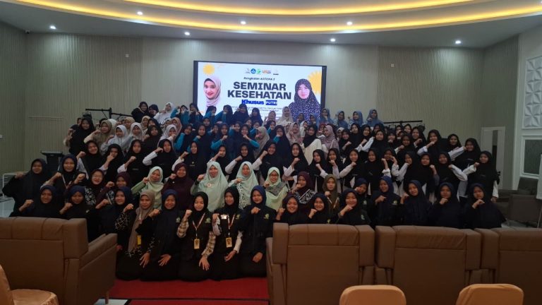 Siswi SMP Insan Madani Mengikuti Seminar Kesehatan Bersama Ibu Dr. dr. Hj. Nadiyah